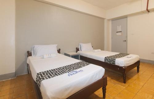 Hotel Madiaas by RedDoorz Room Type - Twin Room