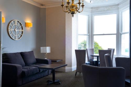 Vestíbulo, The Seafront Hotel by Compass Hospitality in Llandudno