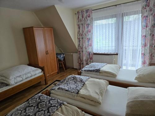 4 twin beds