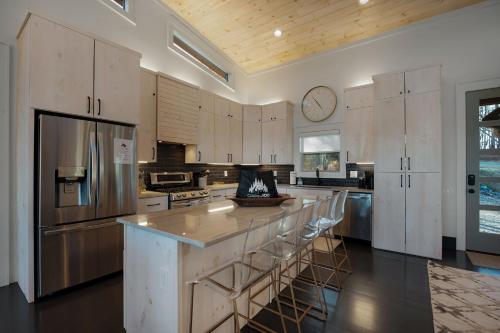Quiet Time - Gorgeous Mountain Views Chic Interiors Wood-burning Fireplace in Blue Ridge, USA