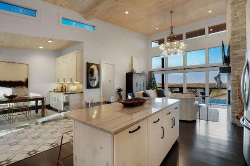 Quiet Time - Gorgeous Mountain Views Chic Interiors Wood-burning Fireplace in Blue Ridge, USA