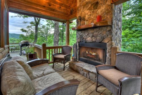 Pursuit of Happiness Mountain luxury hot tub big-screen TVs pet-friendly in Mineral Bluff, USA