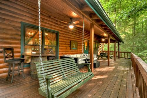 K6 Lodge Gather around the firepit soak in the hot tub and splash in the creek in Blue Ridge, USA