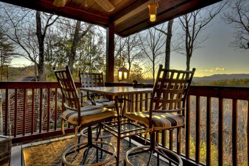 Talking Leaves Hot tub firepit and comfy king beds secondary
