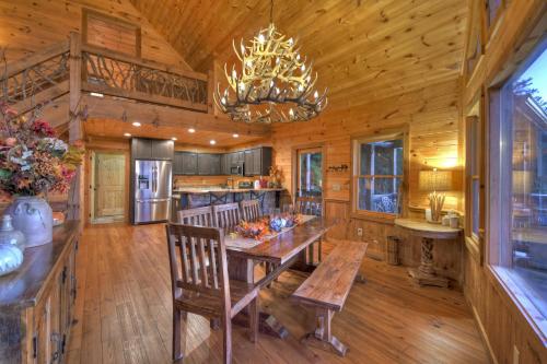 View-Topia STUNNING VIEWS - Hot tub - Gameroom in Blue Ridge, USA