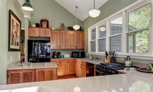 Mountain Acres Retreat - Relax by the wood fireplace and more in Jasper, USA