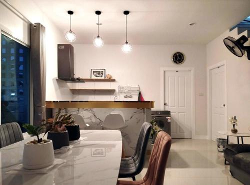 Kitchen, Hidden Gems Residence near Bangkok Sala Thammasop Railway Station