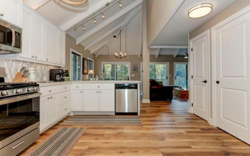 Villa on 9 - Fireside Sips Golf Views Exclusive Extras in Big Canoe in Holcomb, USA
