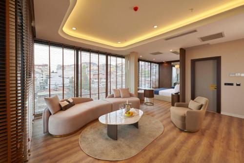 Balcony/terrace, Çırağan Hotel Bosphorus in Beşiktaş