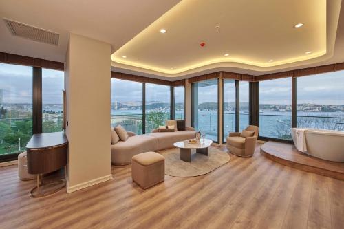 Balcony/terrace, Çırağan Hotel Bosphorus in Beşiktaş