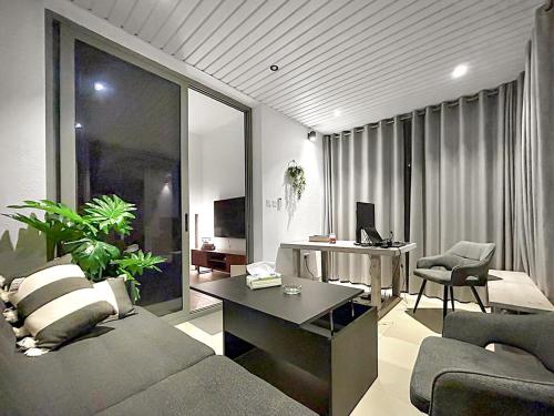 Bright 2BR Retreat Balcony & Pool Near Jumeirah Village Circle, Dubai (photo 8)