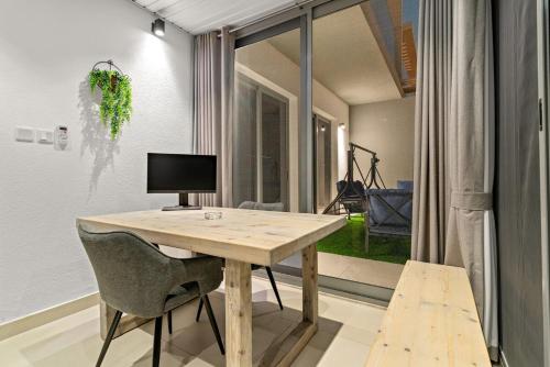 Bright 2BR Retreat Balcony & Pool Near Jumeirah Village Circle, Dubai (photo 3)