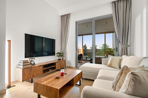Bright 2BR Retreat Balcony & Pool Near Jumeirah Village Circle, Dubai (photo 2)