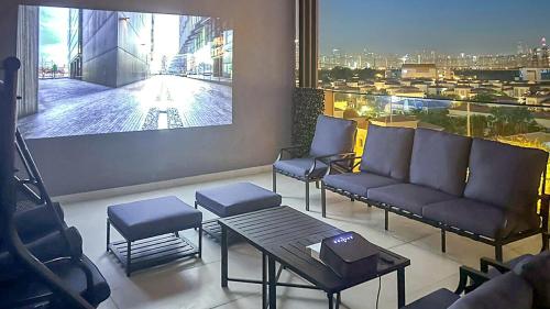 Bright 2BR Retreat Balcony & Pool Near Jumeirah Village Circle, Dubai (photo 5)