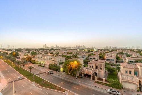 Bright 2BR Retreat Balcony & Pool Near Jumeirah Village Circle, Dubai (photo 6)