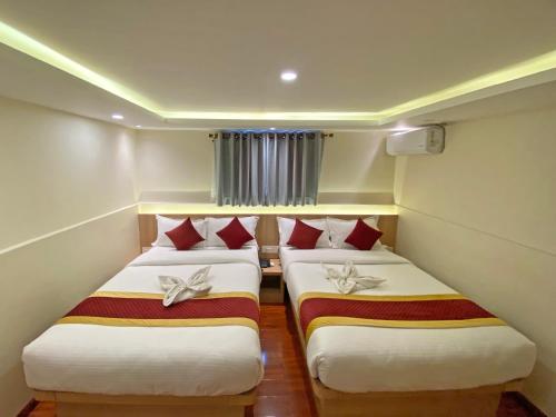 Deluxe Quadruple Room image 10