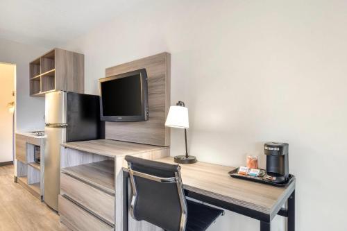 Suburban Studios Tysons Corner - image 3