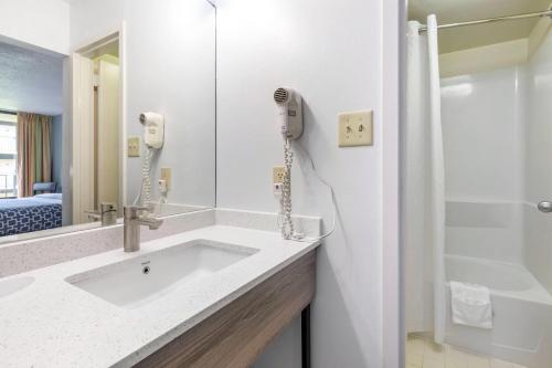 Suburban Studios Tysons Corner - image 11