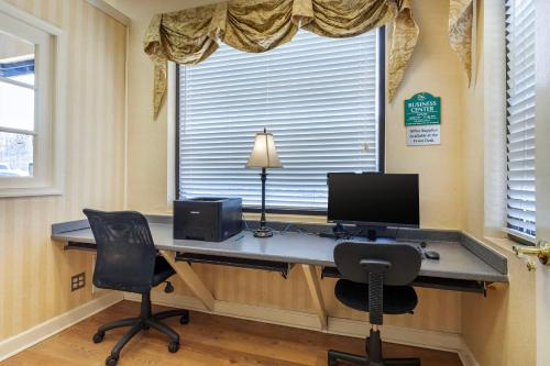 Suburban Studios Tysons Corner - main image
