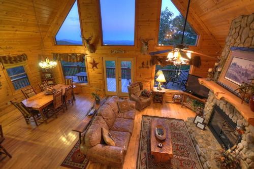 The View Sweeping mountain views gas fireplace game room hot tub in Blue Ridge, USA