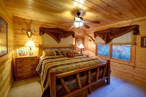 The View Sweeping mountain views gas fireplace game room hot tub in Blue Ridge, USA