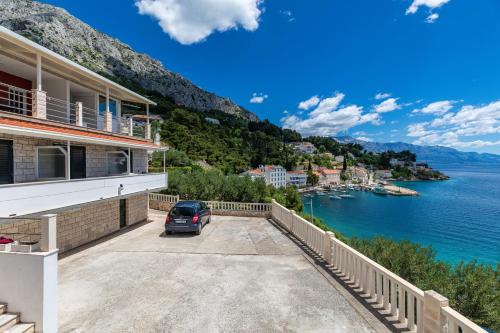 Apartments by the sea Mimice, Omis - 18149 in 米美沙