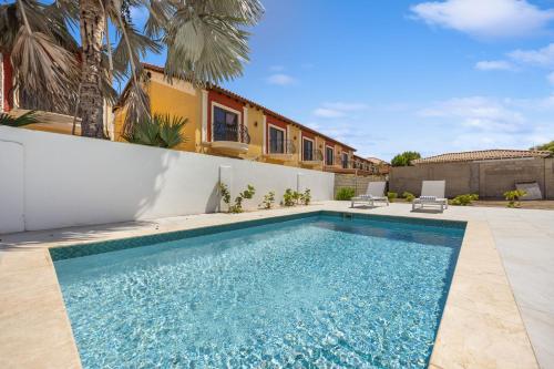 LUX 4BR and 3BA Villa with Pool Malmokweg 48 by Bocobay - image 2