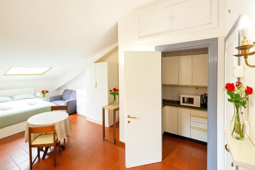 Cozy little penthouse with terrace in Rome, Řím (fotografie 9)