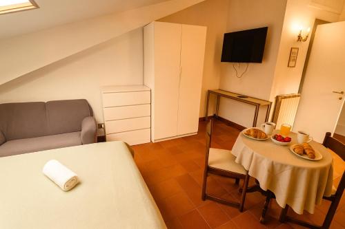 Cozy little penthouse with terrace in Rome, Řím (fotografie 6)