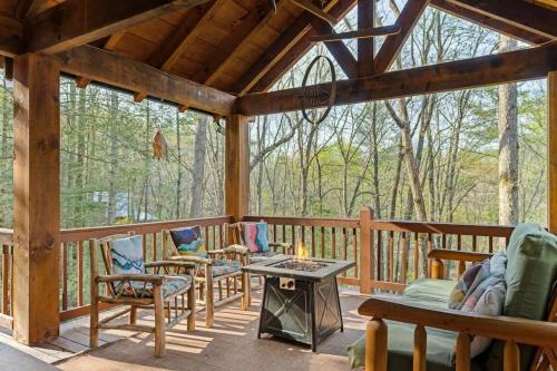 Hemlock Hideaway on the Creek - Nearby creek cozy hot tub and much more in Blue Ridge, USA