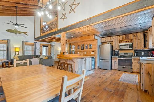 Hemlock Hideaway on the Creek - Nearby creek cozy hot tub and much more in Blue Ridge, USA