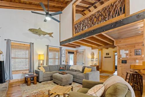 Hemlock Hideaway on the Creek - Nearby creek cozy hot tub and much more in Blue Ridge, USA