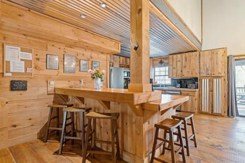 Hemlock Hideaway on the Creek - Nearby creek cozy hot tub and much more in Blue Ridge, USA