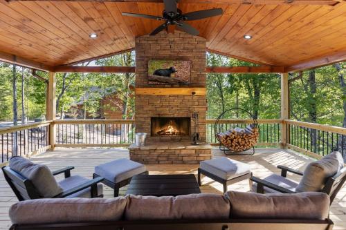 Whiskey Woods - Newly built cabin with fireplace wifi and more in Mineral Bluff, USA