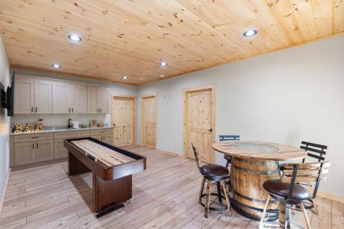 Whiskey Woods - Newly built cabin with fireplace wifi and more in Mineral Bluff, USA