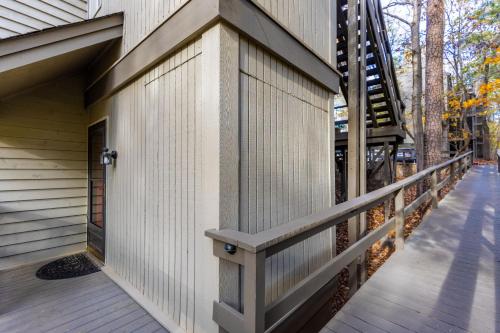 Serenity Condo - Golf Course Views Pet Friendly Access to Big Canoe Community in Holcomb, USA