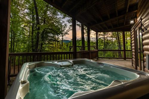 Sunset Pointe - Hot tub game room fire pit and more in Blue Ridge, USA