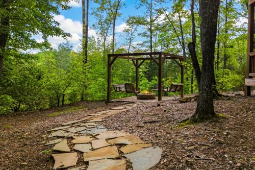 Sunset Pointe - Hot tub game room fire pit and more in Blue Ridge, USA