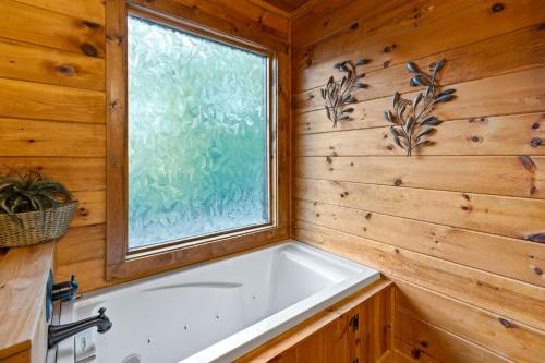 Sunset Pointe - Hot tub game room fire pit and more in Blue Ridge, USA