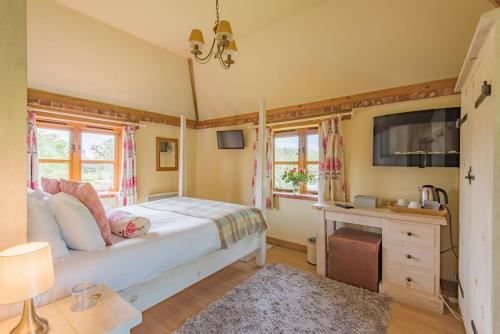 Pond Cottage by Keepers Cottages in Egerton