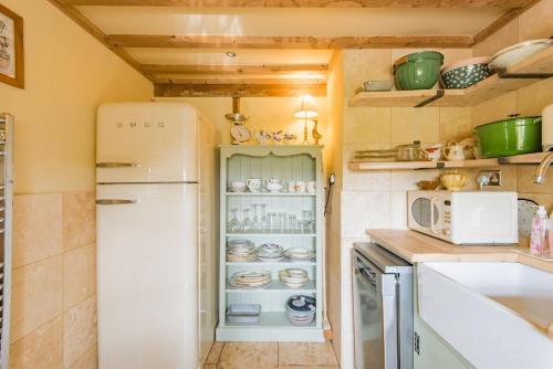 Køkken, Pond Cottage by Keepers Cottages in Egerton