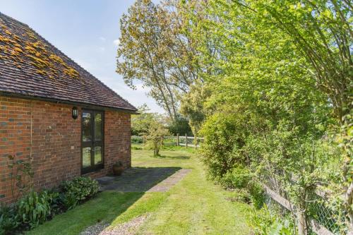 Have, Pond Cottage by Keepers Cottages in Egerton