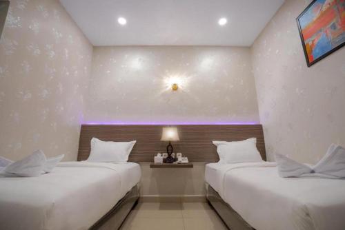 Deluxe Twin Room image 5