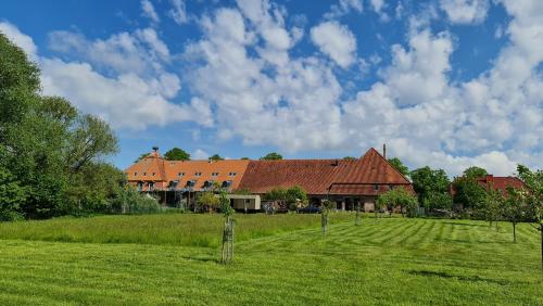 Hotelli välisilme, Scheunenloft Usedom-4, großzügige Familienoase, Hunde-freundlich mit riesigem Garten (Scheunenloft Usedom-4, großzugige Familienoase, Hunde-freundlich mit riesigem Garten) in Mellenthin