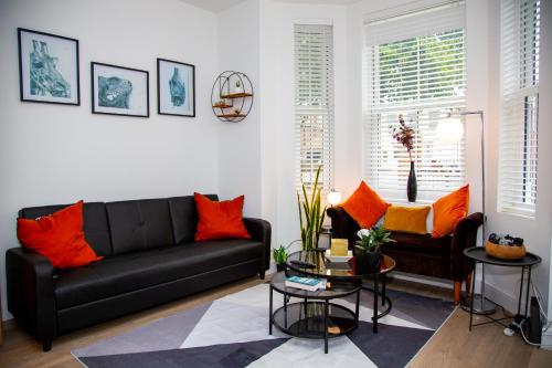 SmartStay, Fast Wifi and Workspace, 3 Beds, Central, Private Parking, by Airport, Farnborough