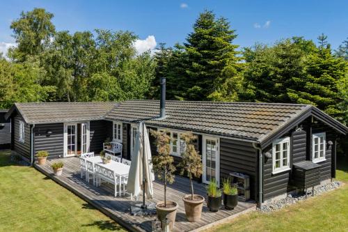 Authentic Log House Near Beach