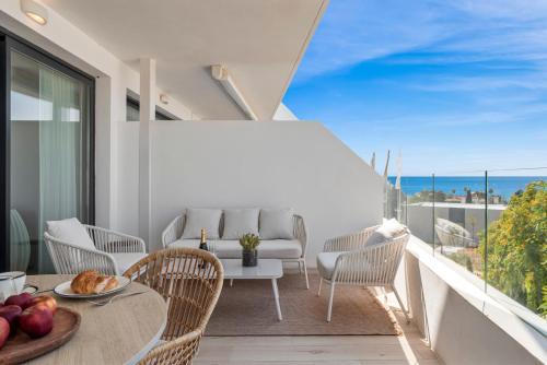 شرفة/ تراس, Estepona Beach Getaway 2BR Apartment w Sea View in La Gaspara
