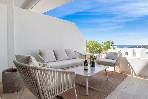 شرفة/ تراس, Estepona Beach Getaway 2BR Apartment w Sea View in La Gaspara