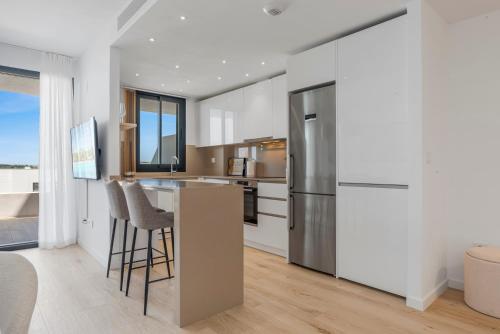 مطبخ, Estepona Beach Getaway 2BR Apartment w Sea View in La Gaspara