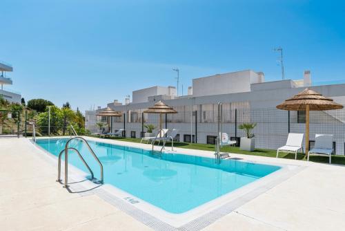 مسبح, Estepona Beach Getaway 2BR Apartment w Sea View in La Gaspara